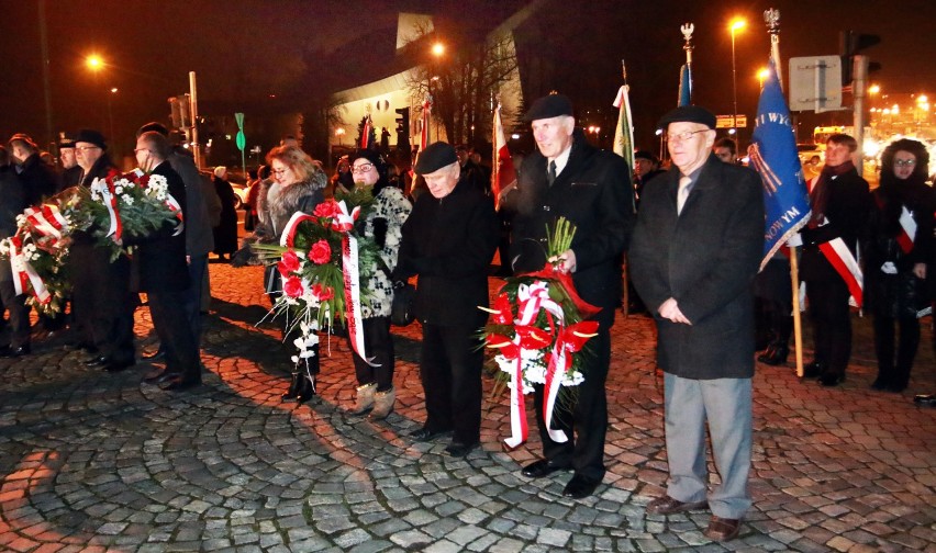 Nowy Sącz. Obchody Dnia Pamieci ofiar stanu wojennego. Uroczystości w kościele i przy pomniku Solidarności