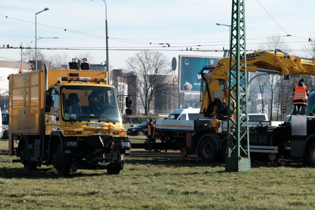 Kłopoty komunikacyjne w Poznaniu po wykolejeniu się tramwajów na Ratajach i Hetmańskiej