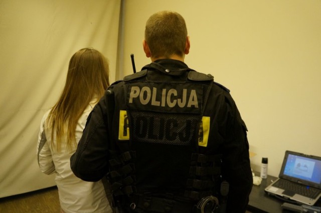 Policjanci z chorzowskiej drogówki zatrzymali kobietę, która chciała wręczyć im łapówkę. 33-latka, w zamian za odstąpienie od czynności służbowych zaproponowała mundurowym.... damskie figi. Za przestępstwo korupcyjne grozi jej teraz nawet do 10 lat więzienia.

Policjanci z drogówki patrolując ul. 3 Maja, zauważyli kobietę, która ukrywała się w przydrożnych zaroślach. Mundurowi postanowili sprawdzić powód jej podejrzanego zachowania. Podczas legitymowania 33-latki, stróże prawa  w jej torebce znaleźli kilka sztuk nowych wód toaletowych. Szybko okazało się, że przedmioty te, o wartości niespełna 40 złotych, ukradła  w pobliskim markecie. Policjanci poinformowali kobietę, że ze względu na to iż, nie ma stałego miejsca zameldowania i popełniła wykroczenie zostanie zatrzymana i doprowadzona do sądu w trybie przyspieszonym. Wówczas 33-latka w zamian za  odstąpienie przez policjantów od czynności służbowych, usiłowała wręczyć im łapówkę  w postaci 6 sztuk damskich majtek. Sprawczyni trafiła do policyjnego aresztu. Teraz o jej losie będzie decydował prokurator i sąd. Grozi jej nawet 10 lat więzienia.