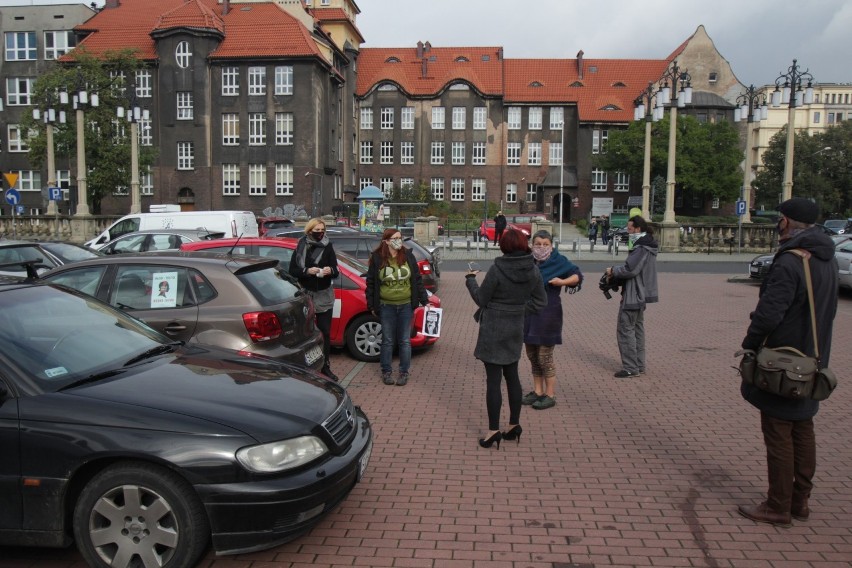 Kobiety zorganizowały protest samochodowy w Katowicach