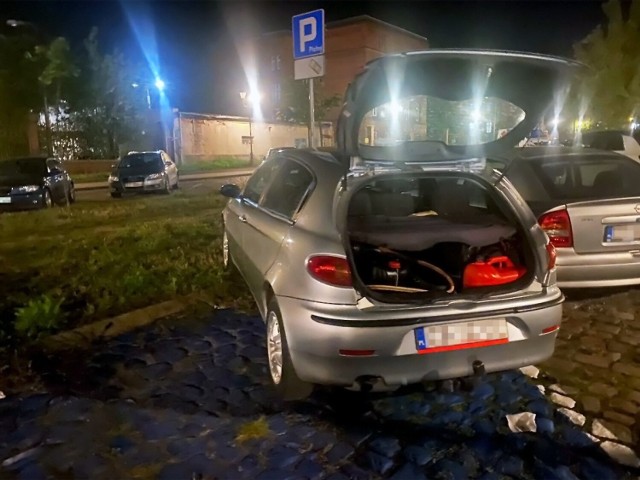 Policjanci z Torunia zatrzymali na gorącym uczynku 40-letniego mieszkańca Łysomic, który kradł paliwo z koparki zaparkowanej w centrum miasta