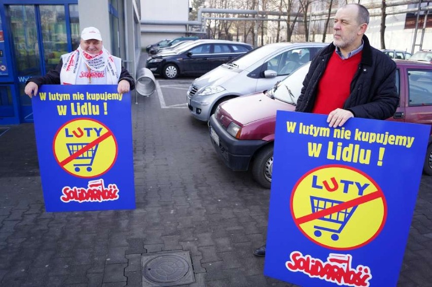 Solidarność w Kaliszu pikietowała w piątek przed marketami...