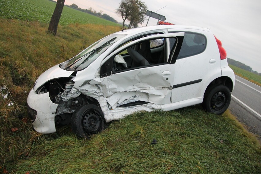 Wypadek na DK 15 pod Koźminem Wlkp. 20-latek nie ustąpił pierwszeństwa. Dwie osoby trafiły do szpitali [ZDJĘCIA]