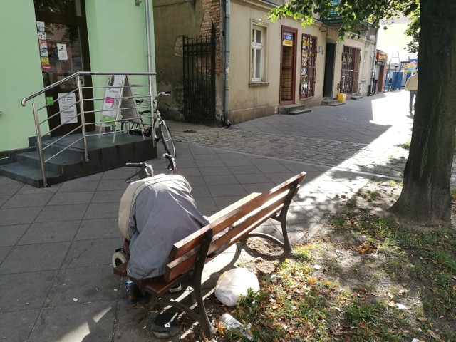 Ławki przy ul. Mickiewicza nie służą mieszkańcom. Upodobali je sobie bezdomni, którzy tam piją i śpią