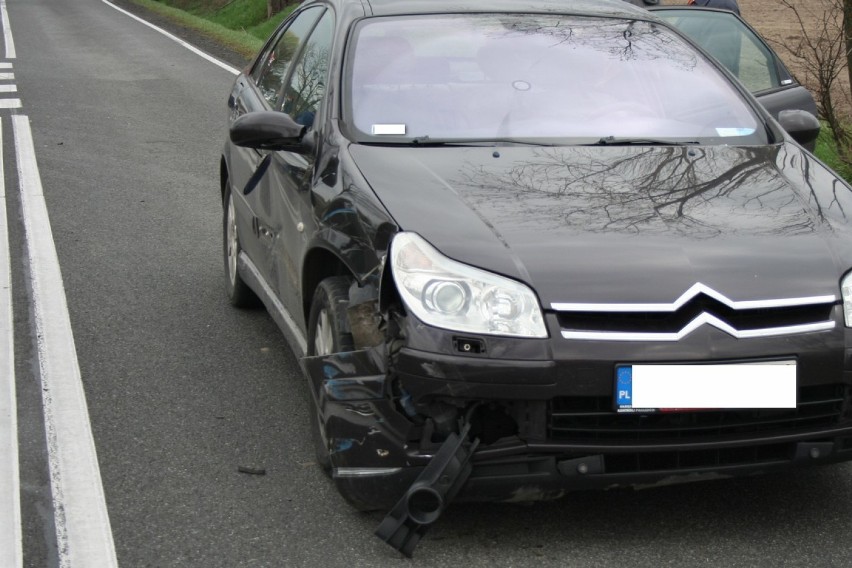 Wypadek w Borucinku gm. Osięciny. Zderzenie pijanego motorowerzysty z citroenem [zdjęcia]