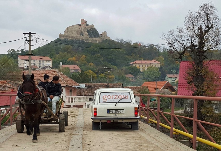 Duży fiat 125p od lat jeździ po świecie z Asią i Pawłem