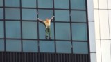 Marriott, Warszawa. Mężczyzna wspinał się na dach budynku. To nie pierwsza taka akcja, ale rekord