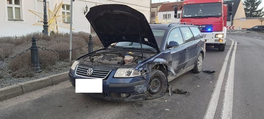 Tragiczny wypadek w Bninie. Jedno z aut uderzyło w dom