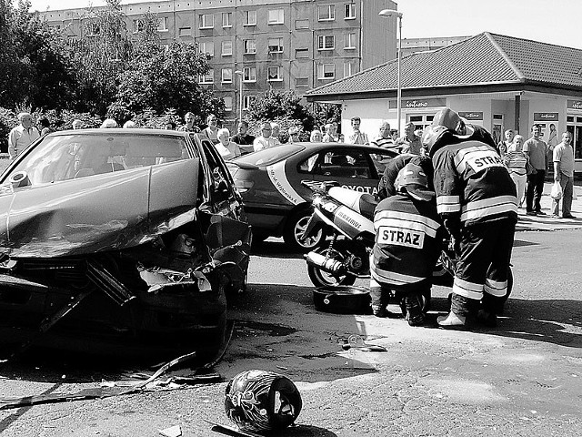 Chłopcy jadący skuterem mieli dużo szczęścia. 22-latka kierująca volkswagenem nie ucierpiała w wypadku, auto - poważnie.
