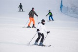 Co powinien mieć narciarz? Zobacz i czuj się bezpiecznie na stoku