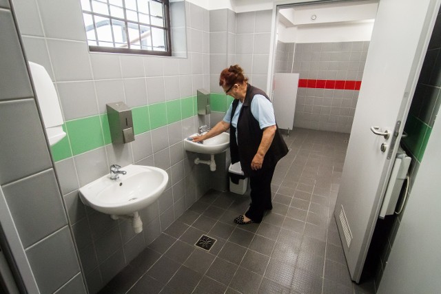 O czystość pomieszczeń dba zatrudniona w szalecie Barbara Lewandowska (na zdjęciu). Cena za skorzystanie z toalety to 1 zł.