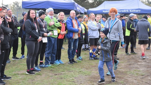 Powodzeniem cieszył się niepodległościowy bieg terenowy na 7 km zorganizowany w niedzielę 3 listopada w  podnakielskim Paterku.  Organizatorami wydarzenia: gmina Nakło i  LZS „Skra” Paterek.  Na starcie stanęli biegacze w wielu kategoriach wiekowych. Najmłodsza kategoria - do lat 16, najstarsza do lat 70 i więcej.  

Biegacze przyjechali z wielu miejscowości m.in. Bydgoszczy, Sępólna Krajeńskiego, Sicienka, Nakła, Potulic, Szubina, Mroczy, Zielonej Góry, Świecia, Więcborka, Białych Błot, Osielska. Najlepszą zawodniczką z  gminy Nakło okazała się Sybilla Walczyk, a najlepszym zawodnikiem Dawid Białek.  Zagrano dla nich fanfary.  Losowanie zdecydowało kto dostanie ufundowaną przez IPN grę „Niepodległa”. Ostatecznie trafiła ona do rąk Magdaleny Sobol z Nakła.