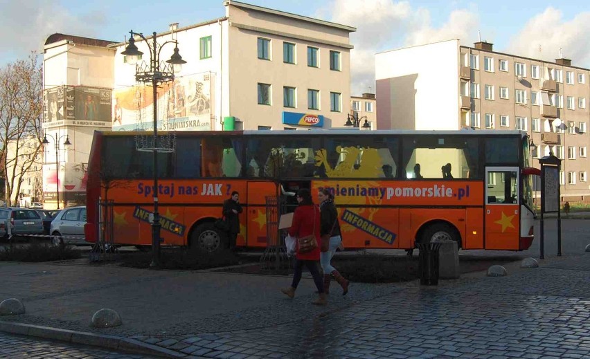 Pomarańczowy autobus odwiedził Malbork