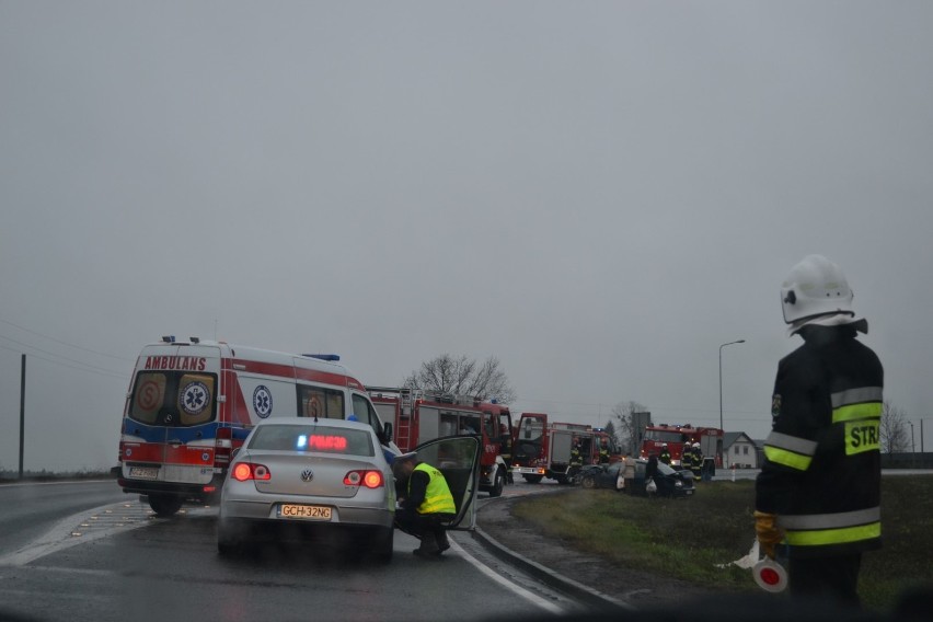 Na łuku drogi w Jarmierzu 25.12.2106r. zderzyły się dwa...