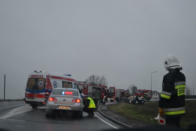 Na łuku drogi w Jarmierzu 25.12.2106r. zderzyły się dwa samochody osobowe