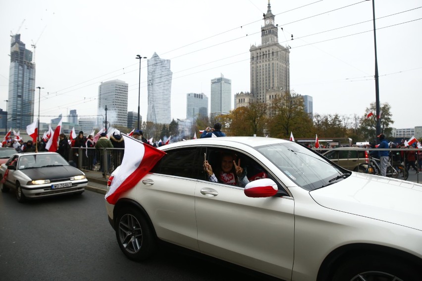 Marsz Niepodległości 2020. Zdjęcia z Warszawy. Tłumy w centrum stolicy. Biało-czerwone flagi, race i petardy