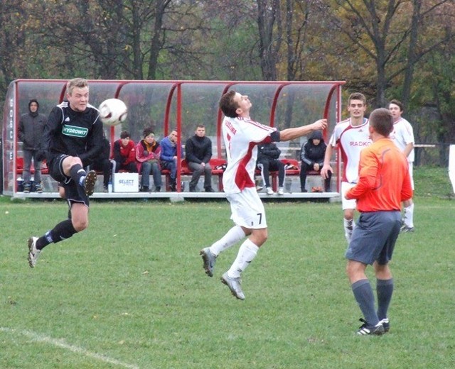 Tomasz Całus (nr 7, biała koszulka) w pierwszych sparingach imponuje skutecznością. Być może piłkarze otrzymają stypendia gminne.