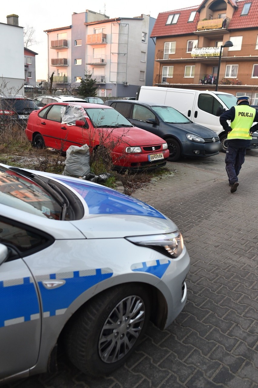 Leszno. Nieusuwalny wrak, w którym koczują bezdomni? Strażnicy na razie bezradni [ZDJĘCIA]