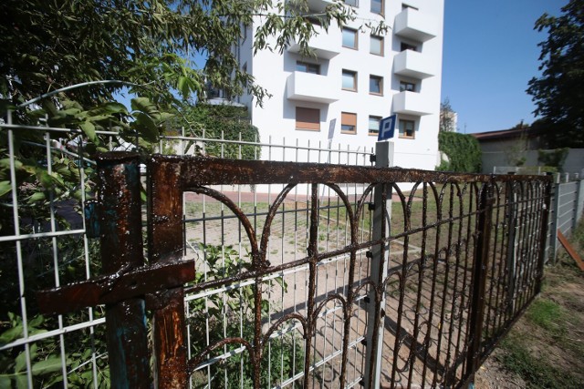 Tak wygląda płot i przejście między ulicą Chopina i parkiem im. J. Karpińskiego