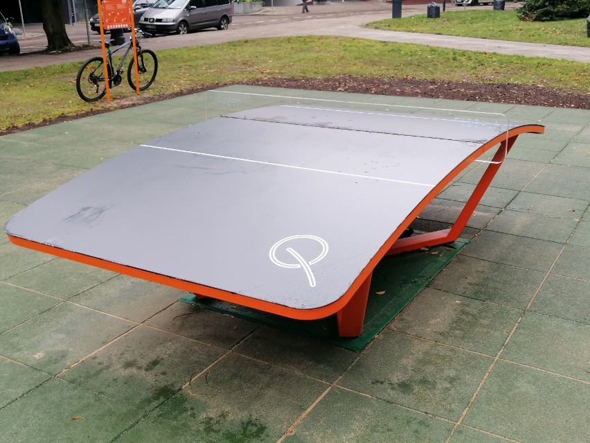 Teqball w Kołobrzegu -  piłka nożna i tenis stołowy w jednym. Można pograć przy ul. Obrońców Westerplatte