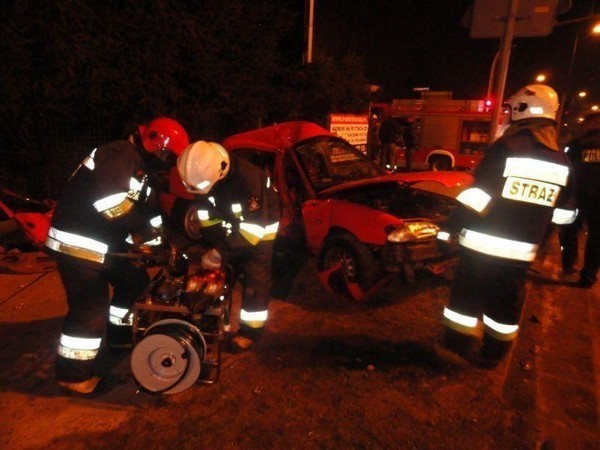 Wypadek w Nowym Sączu na ul. B. Prażmowskiego: ranny pasażer uwięziony w aucie [ZDJĘCIA]