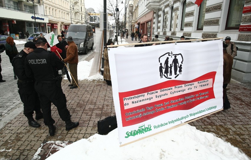 Protest rolników na Piotrkowskiej w Łodzi. Przeciw sprzedaży ziem i likwidacji szkół