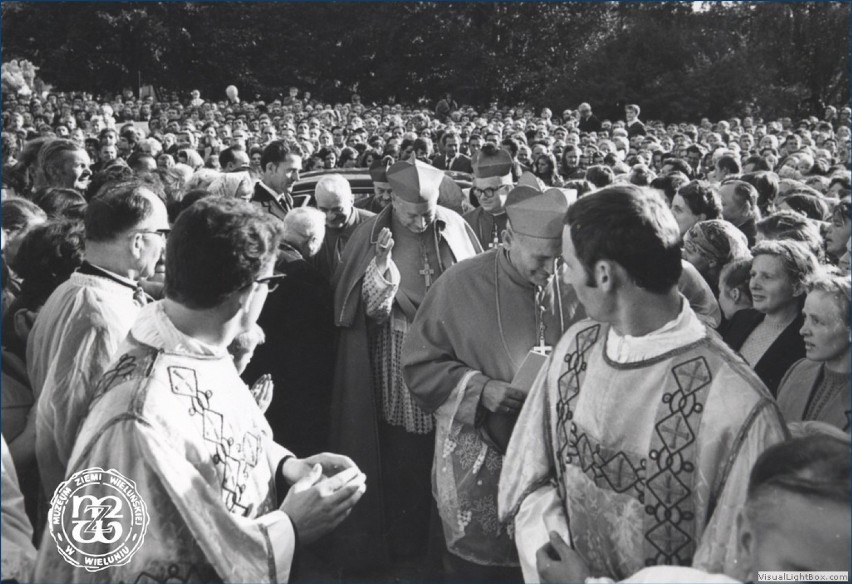 Kardynał Wojtyła był w Wieluniu w 1971 r. Koronował obraz wspólnie z prymasem Wyszyńskim. 35 lat później w mieście odsłonięto pomnik papieża