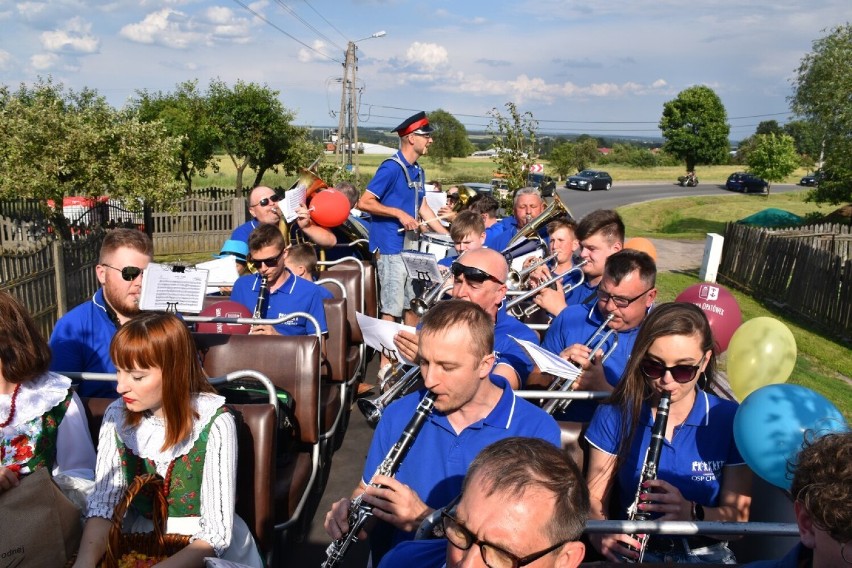 Orkiestra Dęta OSP Chełmce ma 100 lat! Z tej okazji muzycy objechali Chełmce i Wolicę grając na podwórkach, skwerach i...w jelczu cabrio! 