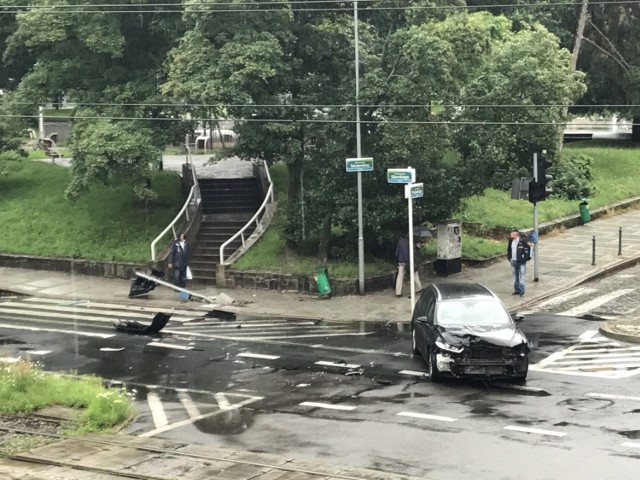 Jak poinformował nas dyżurny z centrali ruchu ZDiTM w zdarzeniu nie uczestniczył tramwaj, ale torowisko jest zablokowane. W stronę Gumieniec będą podstawione autobusy zastępcze.