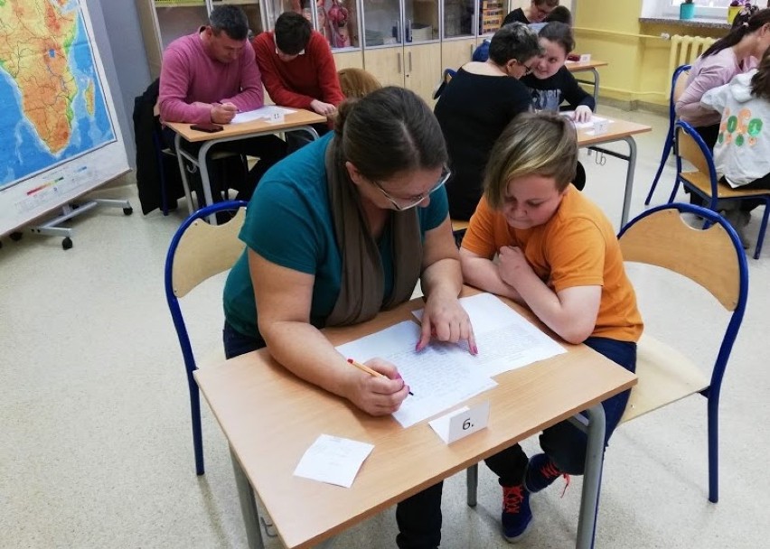 Szkolne Dyktando Rodzinne w szkole podstawowej w Chełmnie