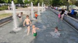 Fontanna niczym basen podczas ekstremalnych upałów  w Piotrkowie. ZDJĘCIA