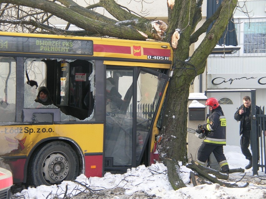 Wypadek autobusu MPK linii 64, kilkanaście osób rannych