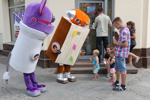 Ci, którzy zdecydowali się na weekendowy spacer po Kielcach mogli na swojej drodze spotkać dziwne postacie przypominające roboty.