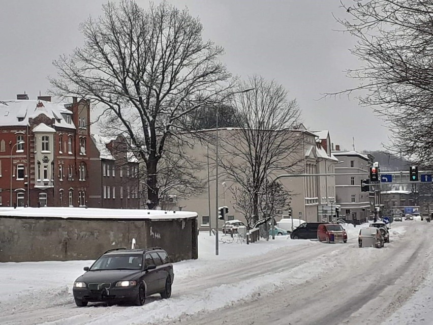 Wałbrzych: Śnieg przykrył ulicę 1 Maja i jakby zniknęły tam korki