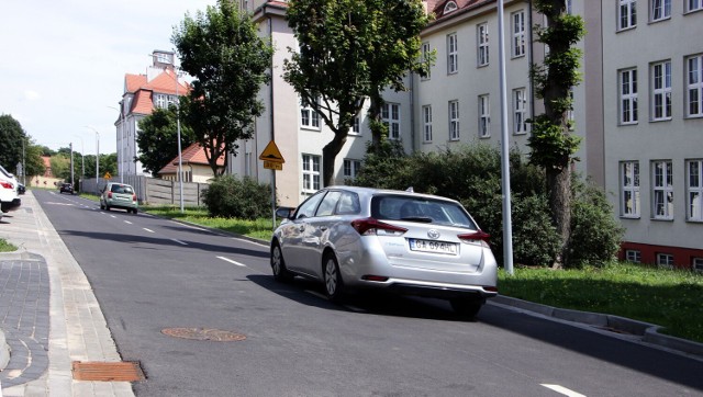 Prace wykonała firma "Strabag", która jako jedyna stanęła do przetargu i go wygrała. Za przeprowadzenie inwestycji zażądała 1,250 mln zł. A tak wygląda ulica Zaciszna po remoncie.