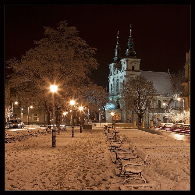 Zimowy Plac Matejki z kościołem Św. Floriana w tle. Fot. Wojtek Kacz&oacute;wka.