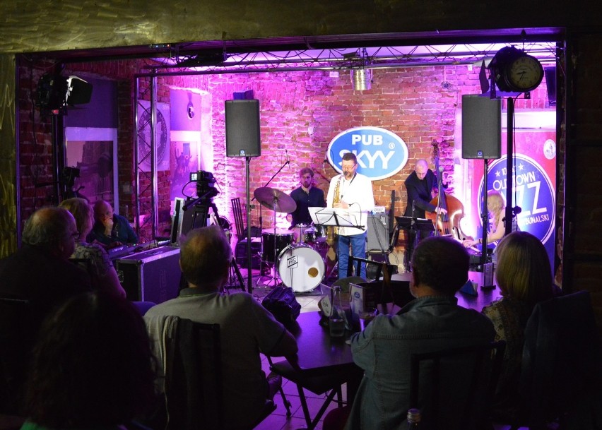 Old Town Jazz w Piotrkowie w pubie Skyy. Na scenie OLA MOŃKO...