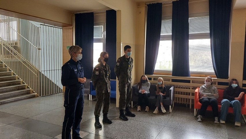 Szkołę Podstawowej nr 1 w Kutnie odwiedzili policjanci kutnowskiej komendy wspólnie z uczniami liceum mundurowego.