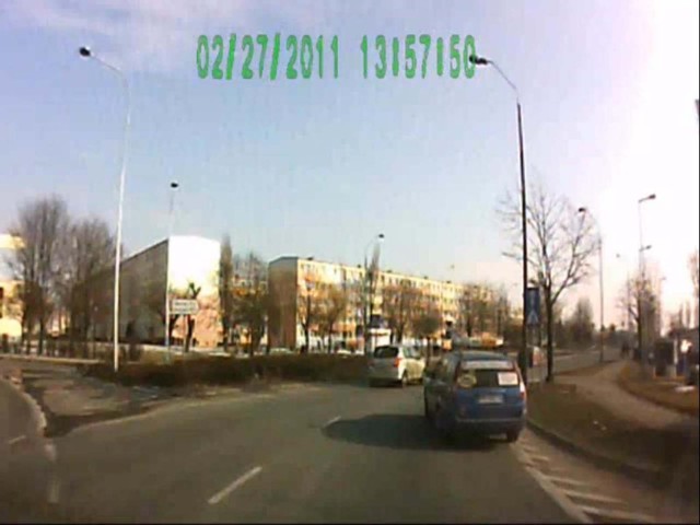 Kadr z filmu nagranego przez Artura Dembnego. Taksówka wyprzedza ,,na trzeciego'' częścią jezdni wyłączoną z ruchu.