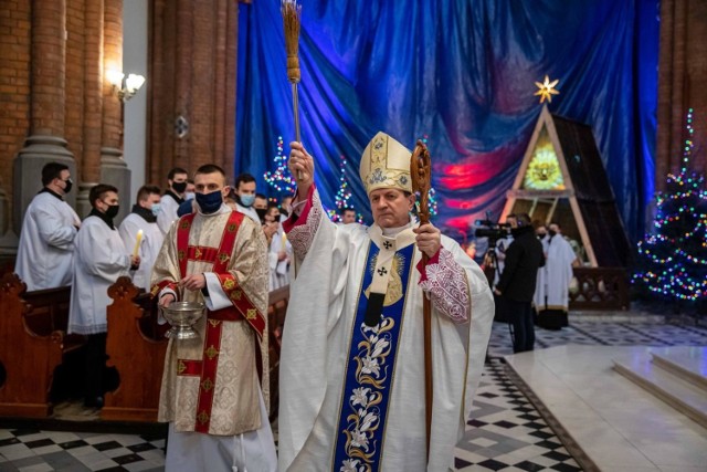 Archikatedra Białostocka. Abp Tadeusz Wojda celebrował Mszę św. w Święto Matki Bożej Gromnicznej, czyli Święto Ofiarowania Pańskiego - Dzień Życia Konsekrowanego