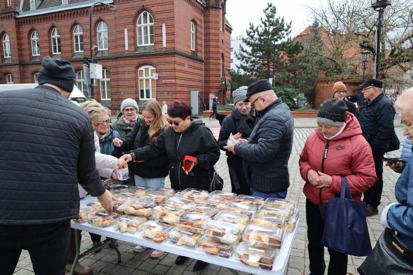 Sołtysi sprzedawali ciasta na ulicach Gniezna! Zbierali pieniądze na Oliwię
