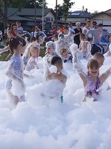 Otwarcie kąpieliska nad zalewem w Opocznie. Były pokazy ratowników, piana party i wiele innych ZDJĘCIA