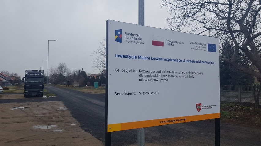 Leszno.  Nowe ,,unijne’’  tablice stanęły przy drogach. Mieszkańcy z nich żartują, a urzędnicy tłumaczą, że są konieczne