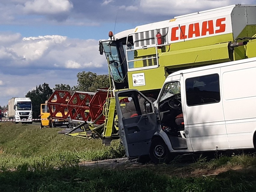 Zderzenie busa z kombajnem w miejscowości Szadek