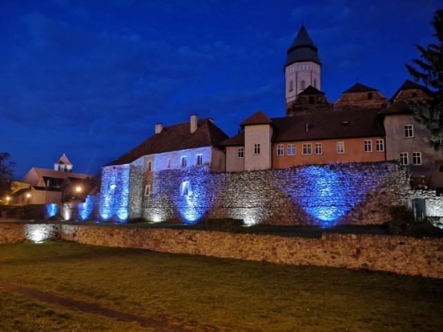 Widok na mury obronne Kożuchowa. Zabytki odżywają w nocy.