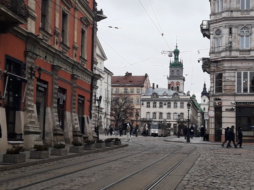 Przerażające zdjęcia z Lwowa - miasto szykuje się na najgorsze. Zabezpieczane zabytki, tysiące uchodźców, syreny...