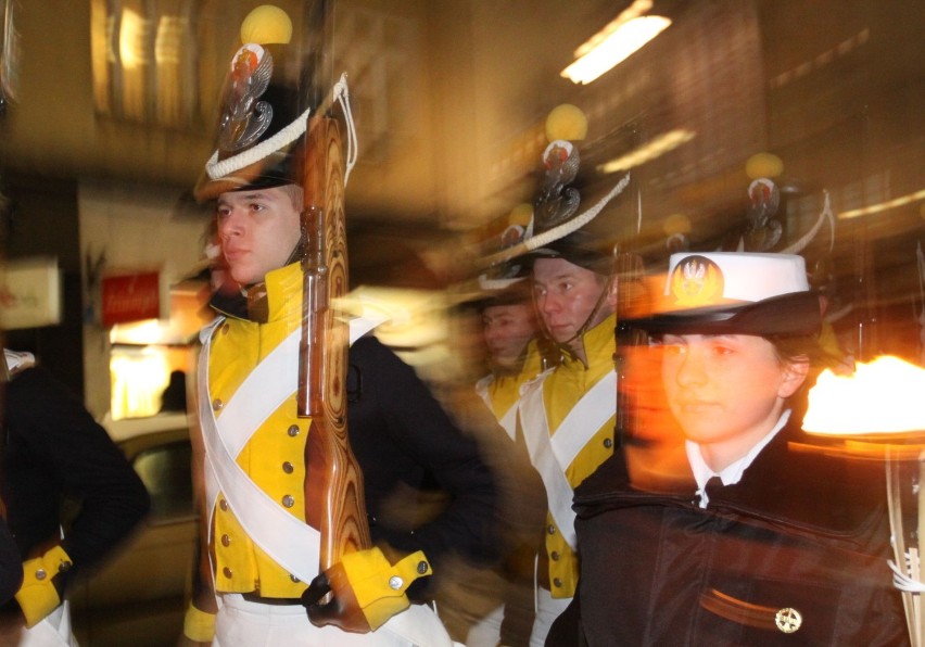 Gdynia. Flesz z przeszłości. 29.11.2010. Efektowny capstrzyk podchorążych Akademii Marynarki Wojennej na ulicy Świętojańskiej