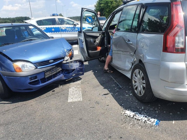 Wypadek w Jełowej. Zderzenie citroena z fordem. Sprawca ukarany mandatem