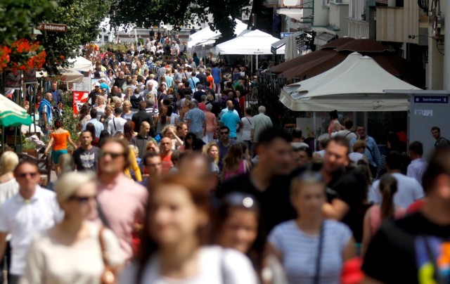  Sopocianie zostali zaangażowani do występu podczas uroczystej ceremonii otwarcia halowych mistrzostw świata w lekkoatletyce!

Najpierw ponad 130 dzieci i młodzież przejdzie po bieżni w Ergo Arenie machając chorągiewkami przedstawiającymi flagi  państw, których reprezentanci wystąpią na mistrzostwach. Będą to przede wszystkim uczniowie sopockich szkół, a także klubów sportowych. 

Kiedy zakończy się już oficjalna część otwarcia, przyjdzie czas na część artystyczną.  32 dzieci w wieku 13 - 15 lat utworzy... molo, czyli jeden z najbardziej rozpoznawalnych obiektów Sopotu.  

Do nich dołączy kolejnych 60 osób - zarówno dzieci, jak i ich rodzice. Ci będą udawać spacerowiczów, którzy w lekkiej formie przedstawią Sopot, jego charakter i historię od  XIX wieku zaczynając.
 Pojawią się i we współczesnych strojach, i w tych z epoki. 

Cała ceremonia ma potrwać około 40 minut, z czego część artystyczna - ok. 15 minut. 

Halowe Mistrzostwa Świata w Lekkoatletyce Sopot 2014 w Ergo Arenie [PROGRAM NA 7.03.2014]

Próby do tego występu trwały niecały miesiąc.  Zaangażowane zostały do niego dzieci w wieku 5 - 17 lat, i wszyscy chętni rodzice. 

Ceremonia otwarcia halowych mistrzostw świata w lekkoatletyce rozpocznie się w piątek, 7 marca o godz. 16.45. Transmisję będzie można obejrzeć m.in. w TVP Sport.