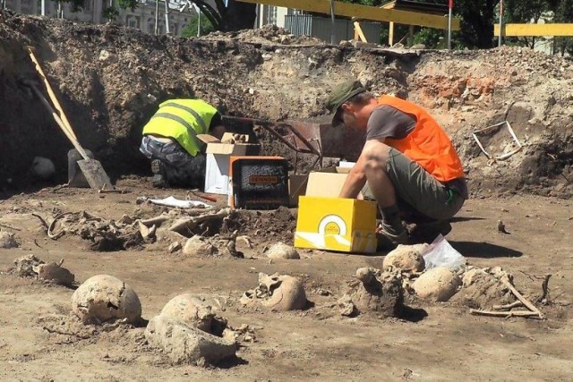 Pod placem Litewskim archeolodzy odnaleźli m.in. szczątki pochowanych w XVII wieku osób. W tych czasach znajdował się tu cmentarz działający przy ówczesnym kościele ojców Bonifratrów.

Nowe odkrycia na placu Litewskim w Lublinie (ZDJĘCIA)